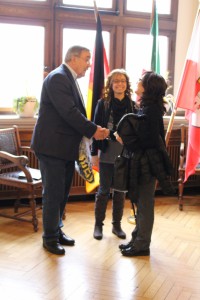 Bürgermeister Manfred Osenger begrüßt Pina Franchina und Sandra Maria Ciarello, die Kolleginnen aus Italien.