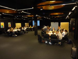 Reger Austausch im Plenum