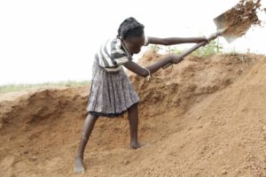 Die 12-jährige Natasha bei der Arbeit im Steinbruch (Quelle: Kindernothilfe)